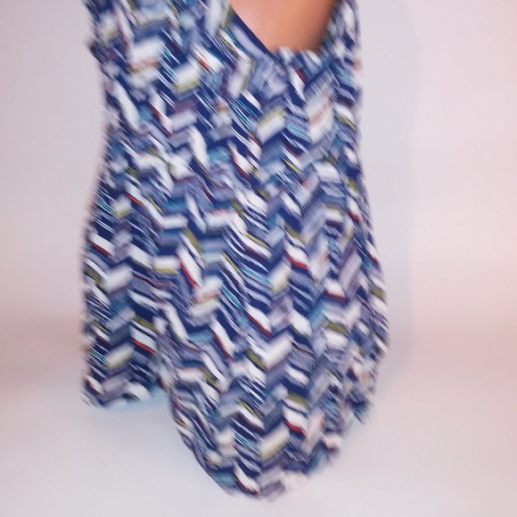 Torrid Tank Top Size 4 4X Blue White Geo Sleeveless Ruffle Trim Gathered Waist B - Picture 7 of 8